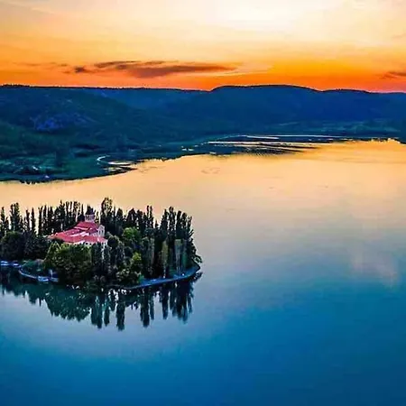 Apartment Family House Scardona - Dreams By The River Krka